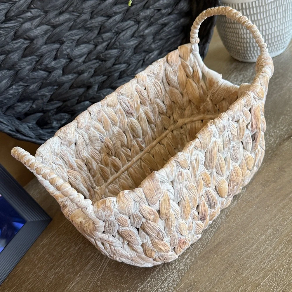 Handwoven Natural Seagrass Storage Basket - Whitewashed Tan🐚
